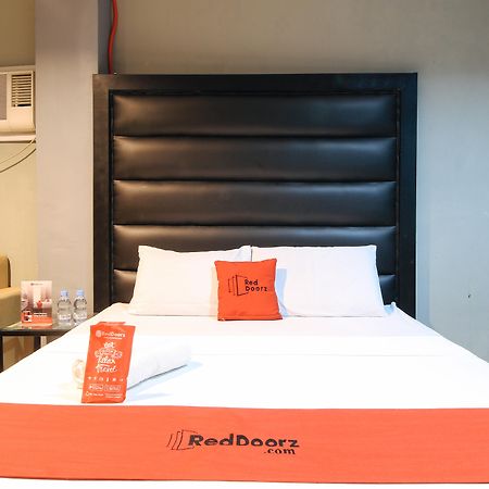 Reddoorz @ P Florentino Street Sampaloc Manila Exteriör bild