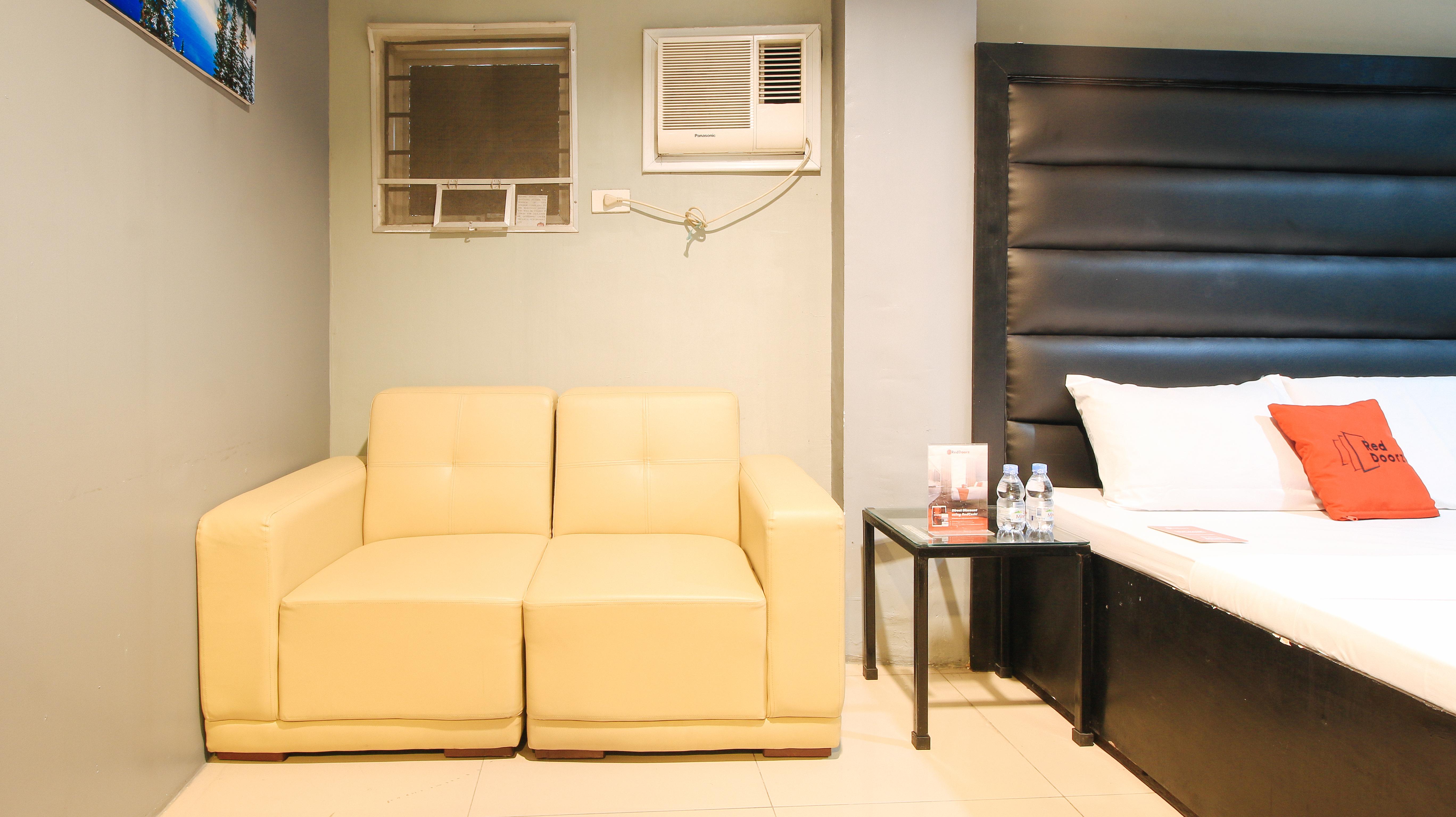 Reddoorz @ P Florentino Street Sampaloc Manila Exteriör bild
