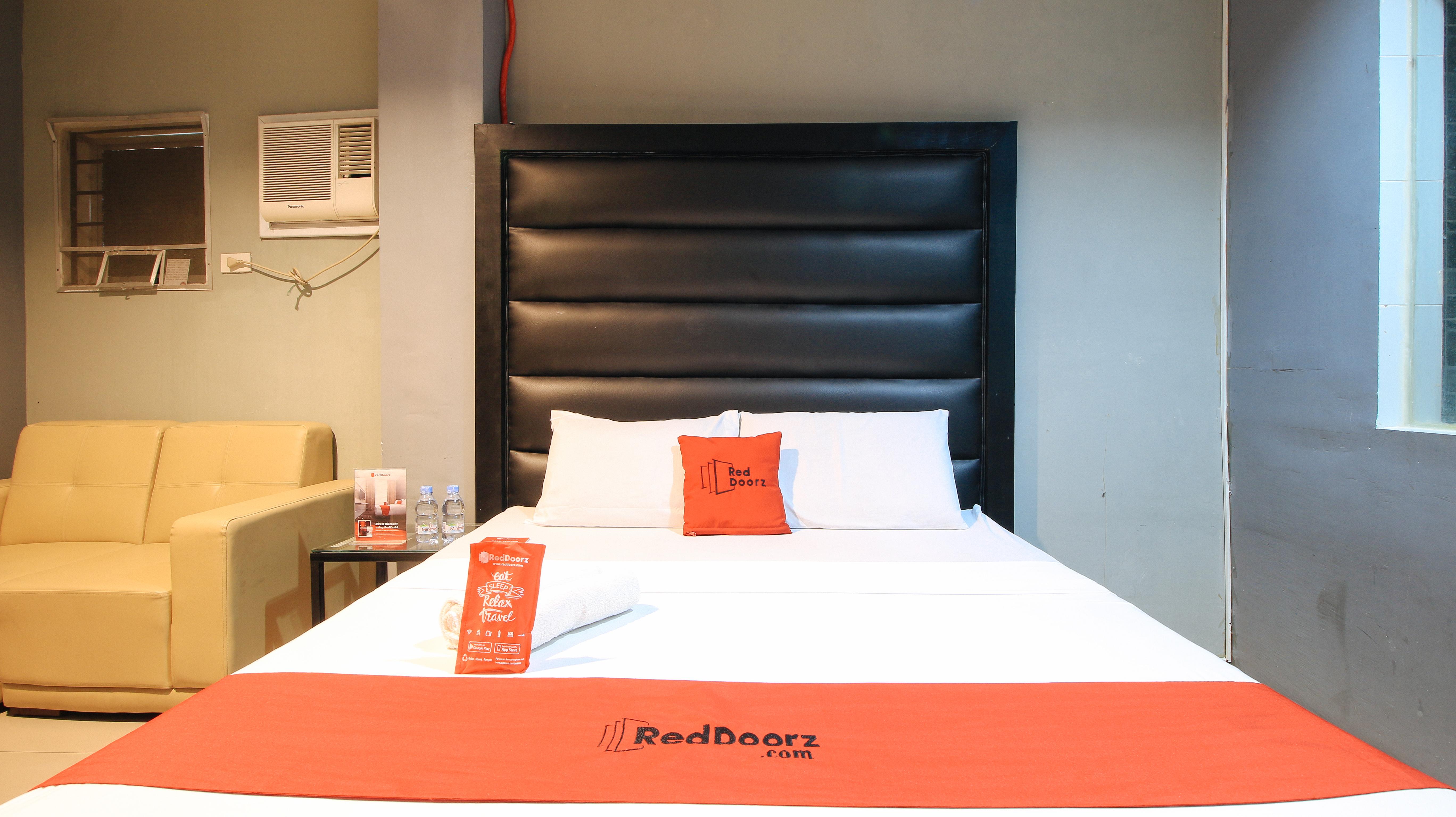 Reddoorz @ P Florentino Street Sampaloc Manila Exteriör bild