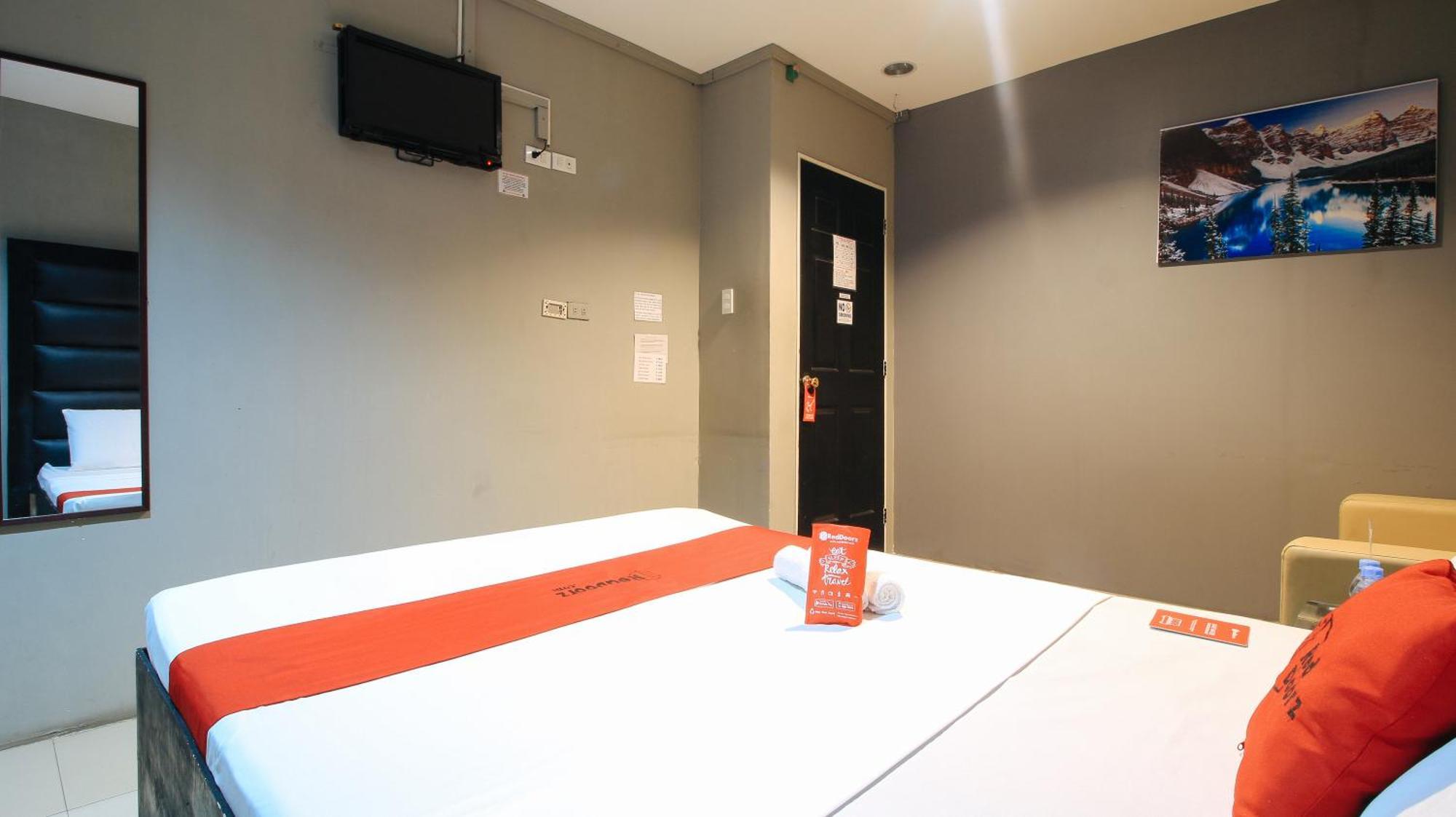 Reddoorz @ P Florentino Street Sampaloc Manila Exteriör bild