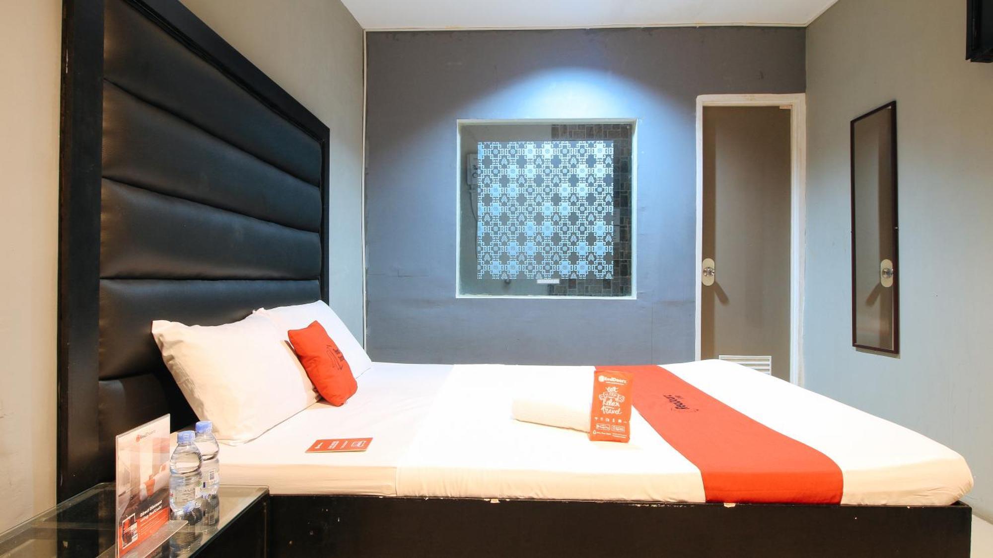 Reddoorz @ P Florentino Street Sampaloc Manila Exteriör bild