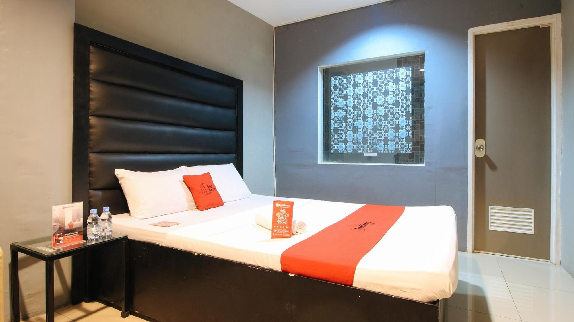 Reddoorz @ P Florentino Street Sampaloc Manila Exteriör bild