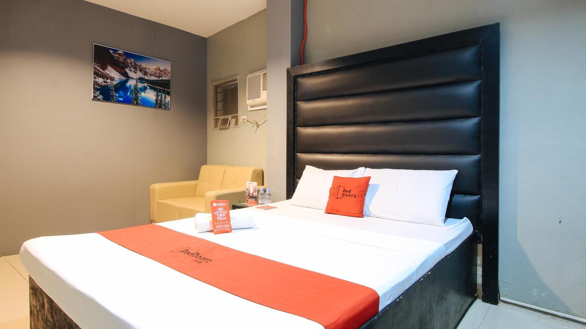 Reddoorz @ P Florentino Street Sampaloc Manila Exteriör bild