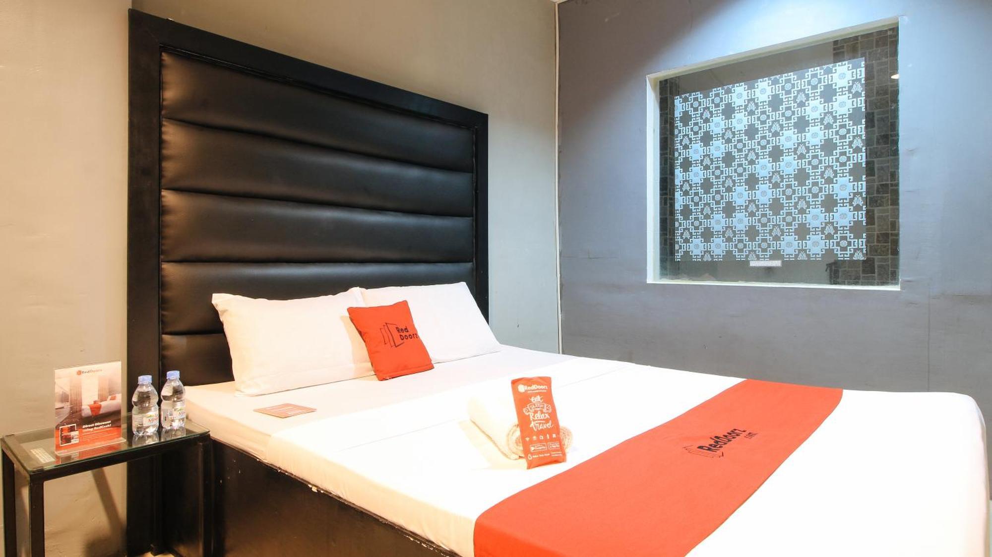 Reddoorz @ P Florentino Street Sampaloc Manila Exteriör bild