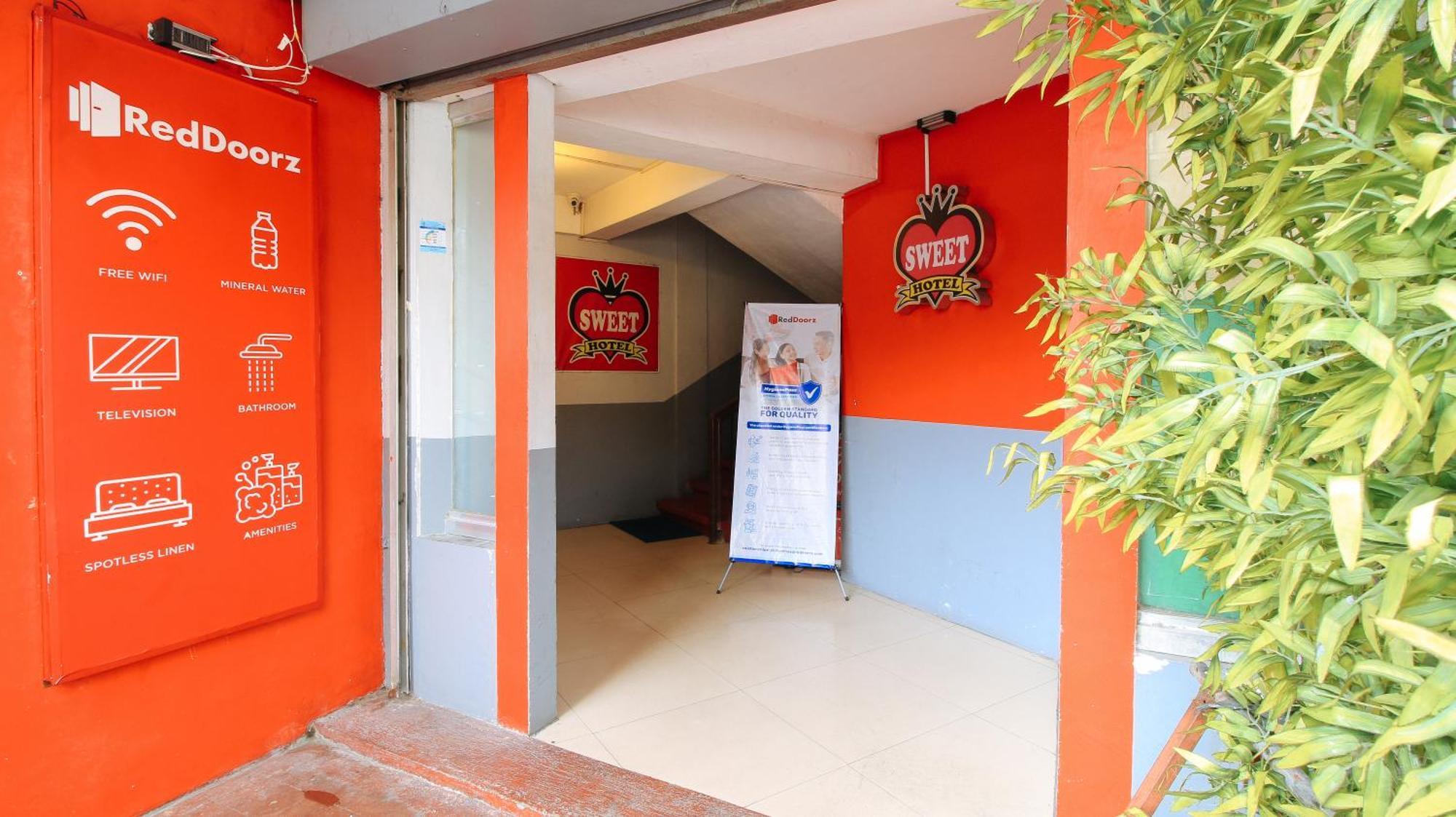 Reddoorz @ P Florentino Street Sampaloc Manila Exteriör bild