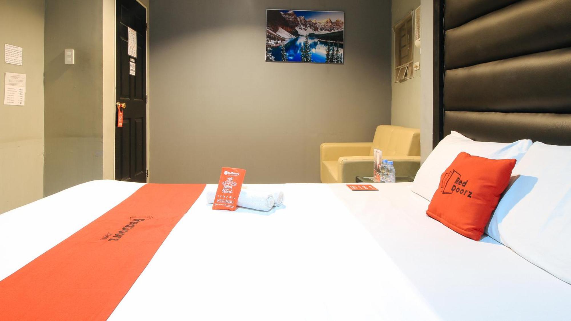 Reddoorz @ P Florentino Street Sampaloc Manila Exteriör bild